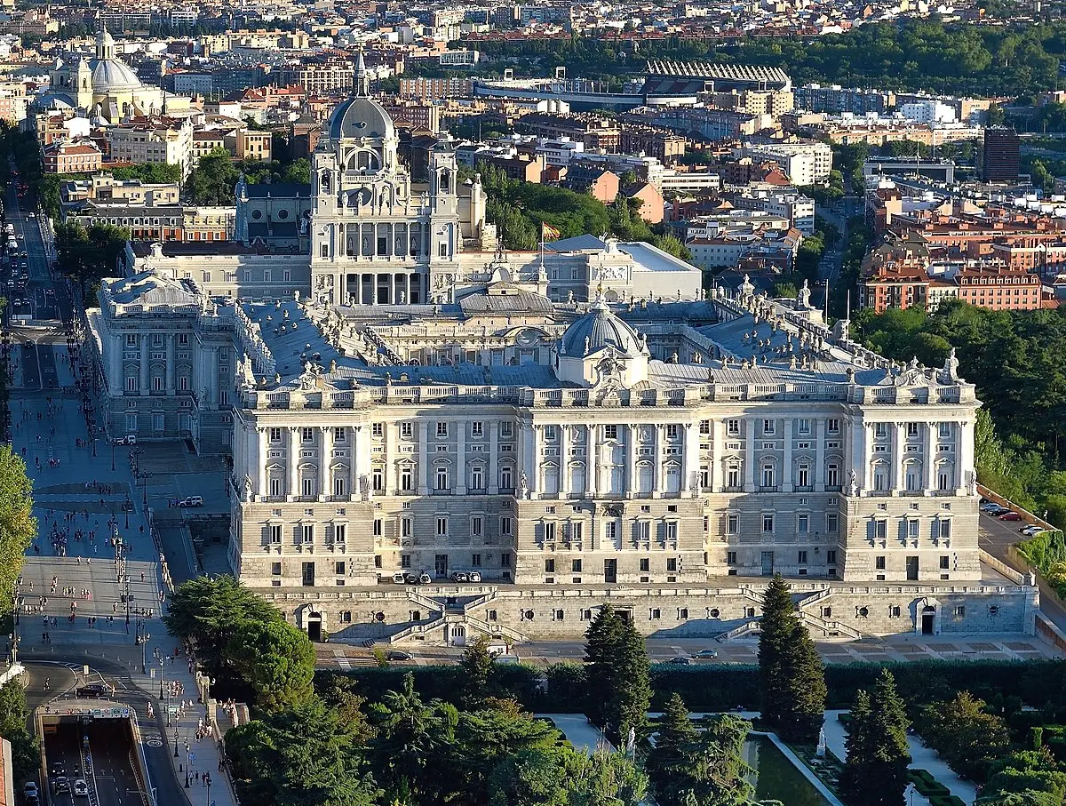 Palacio_Real_de_Madrid_Julio_2016_(cropped)